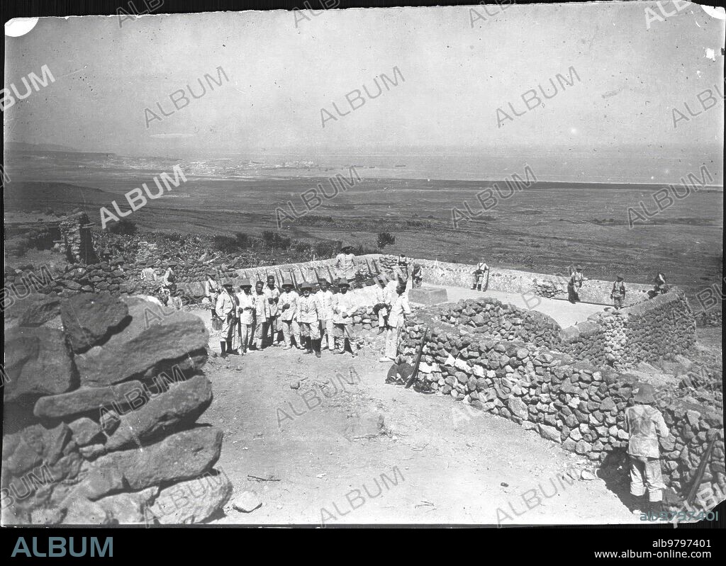 Melilla, 1909. Guerra de Marruecos, fortificacion española en la cercanias del monte Gurugu.