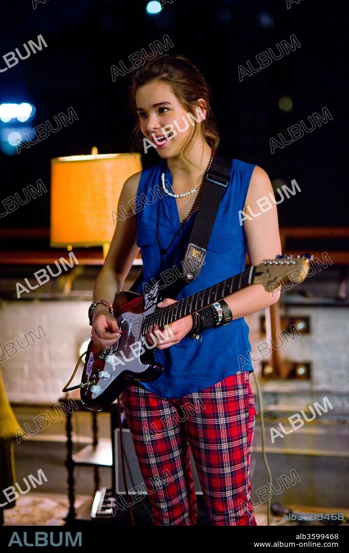 HAILEE STEINFELD en BEGIN AGAIN, 2013, dirigida por JOHN CARNEY. Copyright EXCLUSIVE MEDIA GROUP.
