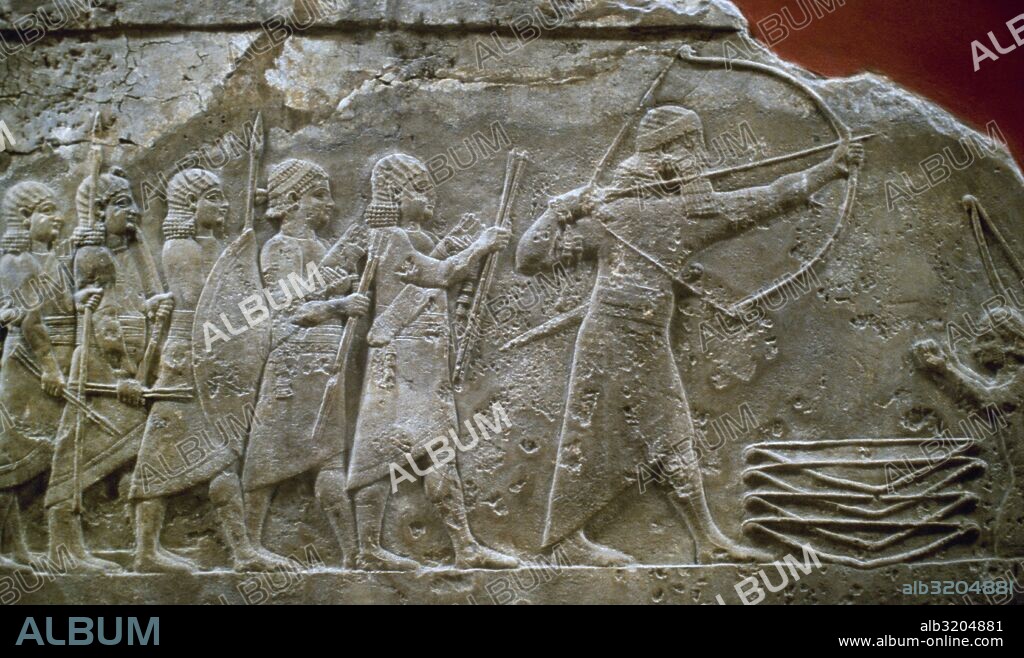 ARTE MESOPOTAMICO-ASIRIO. El rey SENNACHERIB o SENAQUERIB participando en una cacería o en el asalto a una ciudad (tal vez Lakish). Relieve procedente del Palacio de Sennacherib (700-692 a. C.). Nínive. British Museum. Londres. Inglaterra.