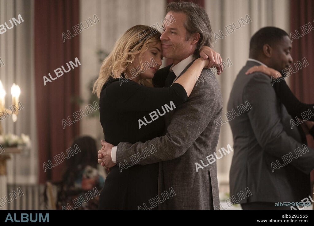 GUY PEARCE and KATE WINSLET in MARE OF EASTTOWN, 2021, directed by CRAIG ZOBEL. Copyright HBO.