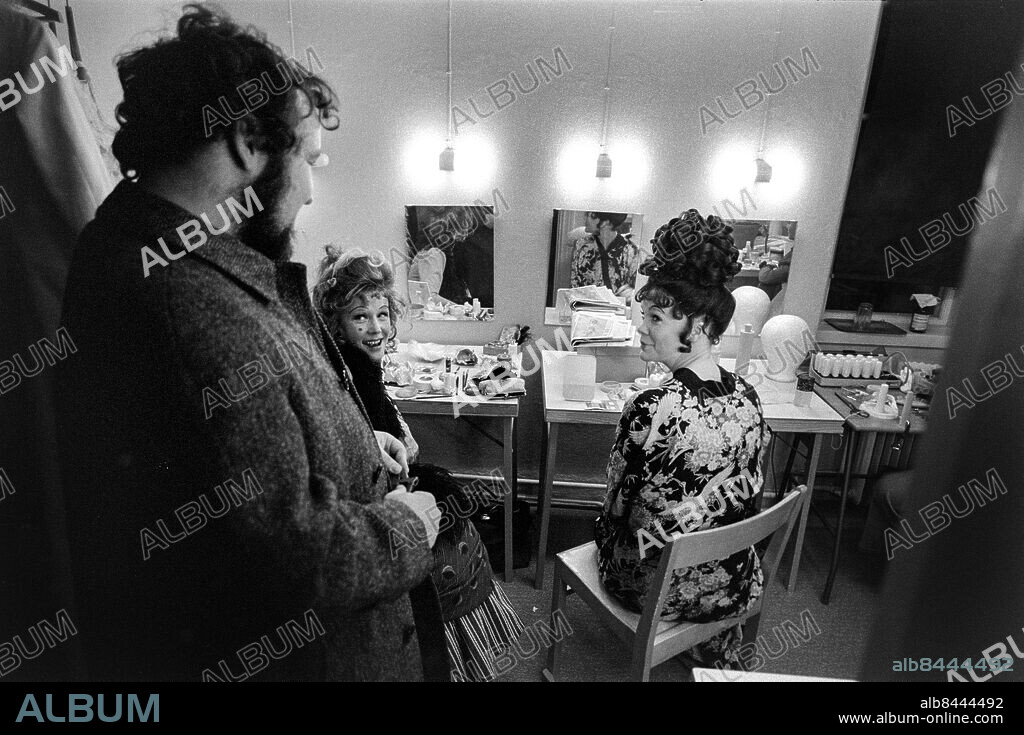 LINDESBERG 1971-11-08.. Tom Lagerborg, teaterman, konstnärlig ledare för Hjalmar Bergmanteatern i Örebro, tittar in till Rut Cartéus och Birgitta Götestam i sminklogen när Riksteaterns Örebroensemble har genrep i Lindesbergs Folkets Hus på Herrn går på jakt, skriven av fransmannen Georges Feydeau.. Foto: Bertil S-son Åberg / RiR / SVT / Kod: 5600. Bild och reportage publ. i RiR 48/71 sid. 12-14 inför två radioprogram.. RiR 20310 sv/v neg. Teatrar.