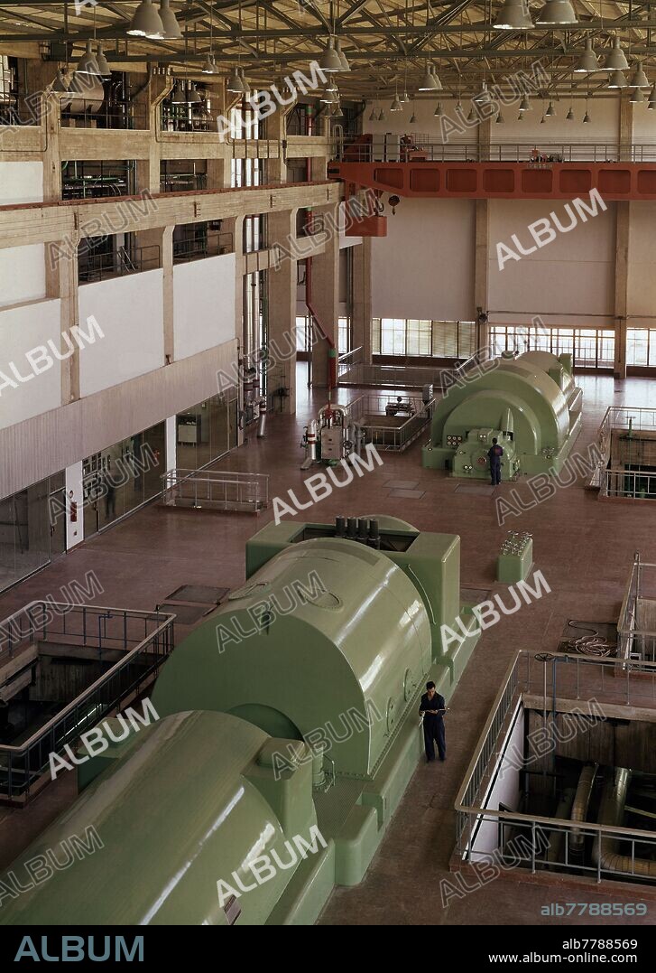 CENTRAL TERMICA CRISTOBAL COLON - SALA DE TURBINAS EN LOS AÑOS 60.