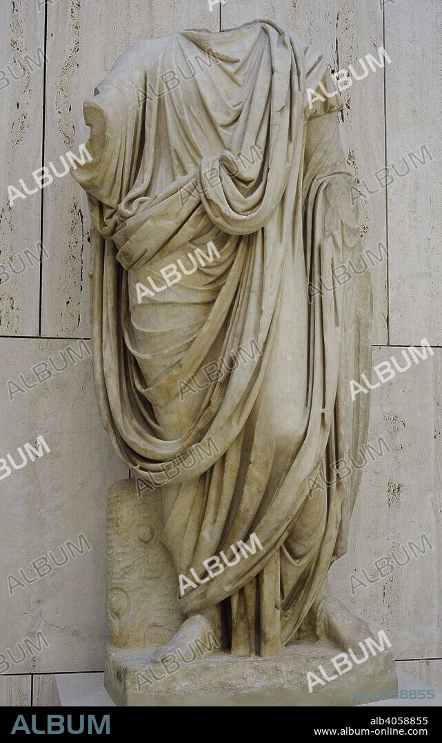 Togado. Primera mitad del siglo I. Estatua de mármol. Procedente del Foro de Augusta Emérita (Mérida, provincia de Badajoz). Museo Arqueológico Nacional. Madrid. España.
