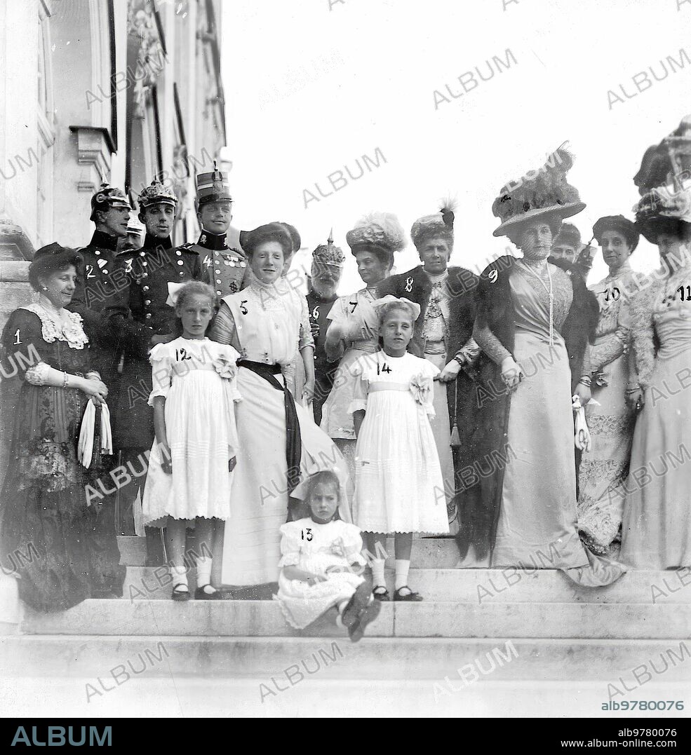 28 septiembre 1908. Múnich - los Reyes de España en el palacio de Nynphenbourg - (1) Infanta doña Paz (2) príncipe Adalberto (3)  Alfonso Xiii (4) infante don Fernando (5) Princesa Pilar (6) príncipe Ludovico de Baviera (7) duquesa de Calabria (8) Princesa de Baviera (9) la Reina victoria Eugenia (10) Infanta María Teresa (11) Princesa Beatriz de Coburgo 12,13,14 Hijos de los Duques de Calabria.
