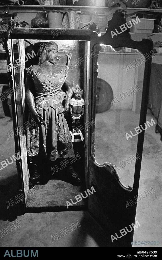 FILE 691008 - . Julia Pastrana: Woman born in Mexico in 1832, was shown at a freak show circus because of her deformity. Her face looked like an ape. Otherwise, she had a normal female body. Julia Pastrana died in childbirth at the birth of her daughter. Both was embalmed to mummies. The owner of the mummies is Jeager Gunnar Lund in Oslo, Norway.. ****. Julia Pastrana: Kvinna fördd i Mexico 1832, visades upp på cirkus på grund av sin missbildning. Ansiktet såg ut som en apas. I övrigt hade hon en normal kvinnokropp. Julia Pastrana dog i barnsäng vid fördseln av dottern. Båda balsamerades till mumier. Ägare av mumierna är Gunnar Jeager Lund i Oslo.. Foto: Jacob Forsell Kod: 14.