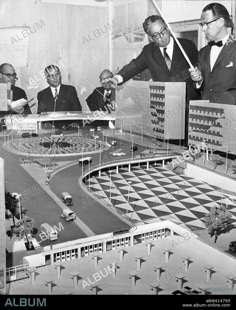 Stockholm 1961-10-14. En detaljrik modell av Sergels torg presenteras av fr h civilingenjör Carl Ehrman och borgarrådet Helge Berglund. I förgrunden med en bit av Klarabergsgatan bortlyft, ses T-banehallen, som mynnar ut i torgets undre plan. Bortom dammen med plastkupolerna. som ger ljus åt en underliggande restaurang, kommer Hamngatan fram under Malmskillnadsgatan. Th Beridarbansgatan.. Foto: Stig A Nilsson / DN / TT / Kod: 43. ** SvD OUT **.