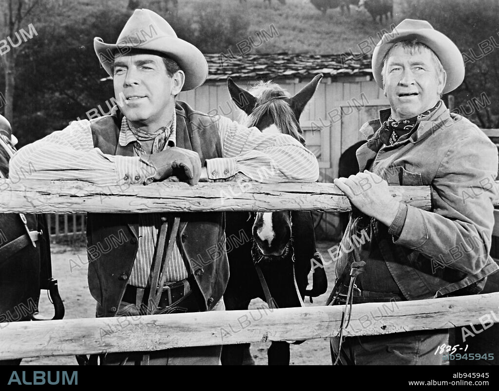 CHILL WILLS y FRED MACMURRAY en UNA PISTOLA PARA UN COBARDE, 1957 (GUN FOR A COWARD), dirigida por ABNER BIBERMAN. Copyright UNIVERSAL PICTURES.