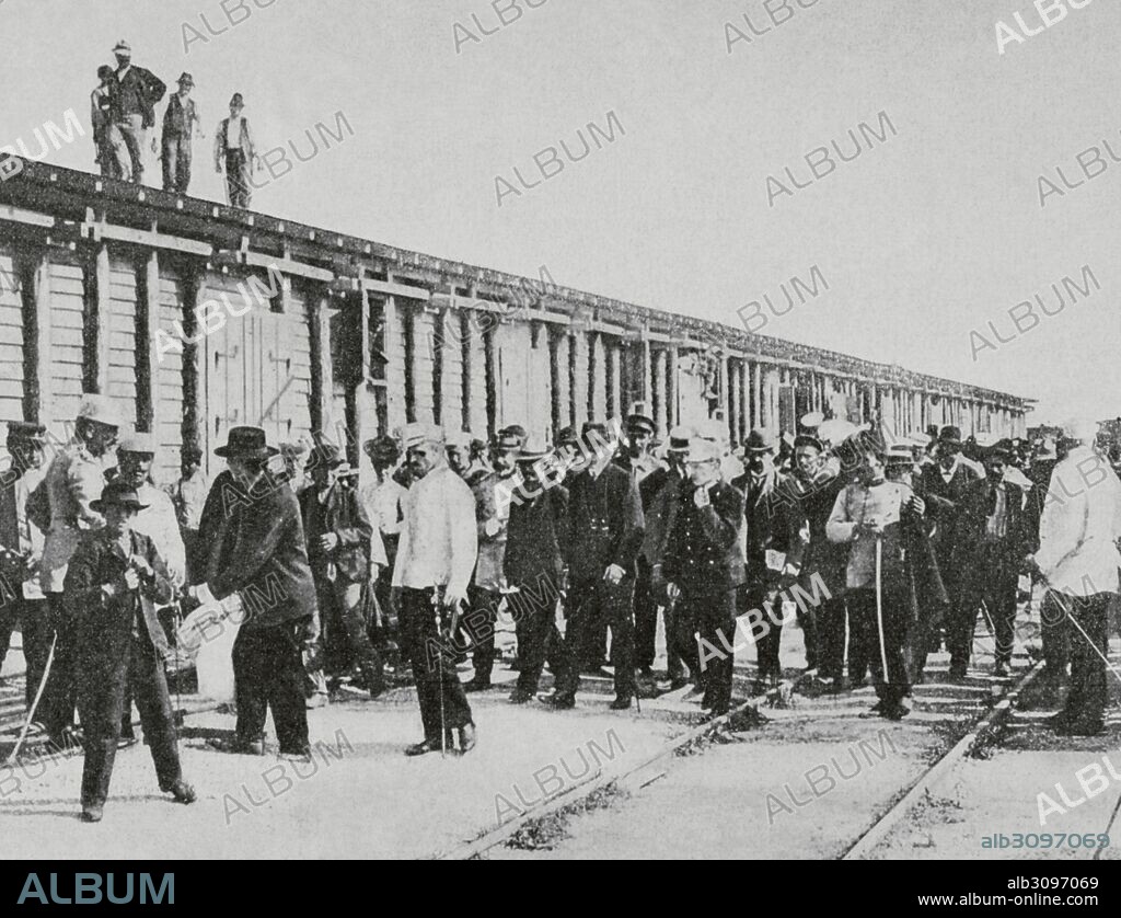 HISTORIA DE RUSIA. S. XX. REVOLUCION DE 1905. Sublevación del ACORAZADO POTEMKIN (junio-julio de 1905), en la que una parte del ejército se amotinó en contra del régimen zarista. "Amotinados tomando el tren en Constanza (Rumania) para dirigirse al interior". (De fotografía de Photo-Neuvelles). La Ilustración Artística.