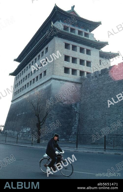 Beijing (China), Deshengmen Tower (part of the old city wall). View. Photo, undat.