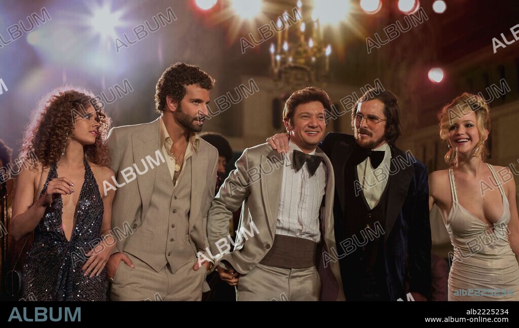 AMY ADAMS, BRADLEY COOPER, CHRISTIAN BALE, JENNIFER LAWRENCE and JEREMY RENNER in AMERICAN HUSTLE, 2013, directed by DAVID O. RUSSELL. Copyright ATLAS ENTERTAINMENT.