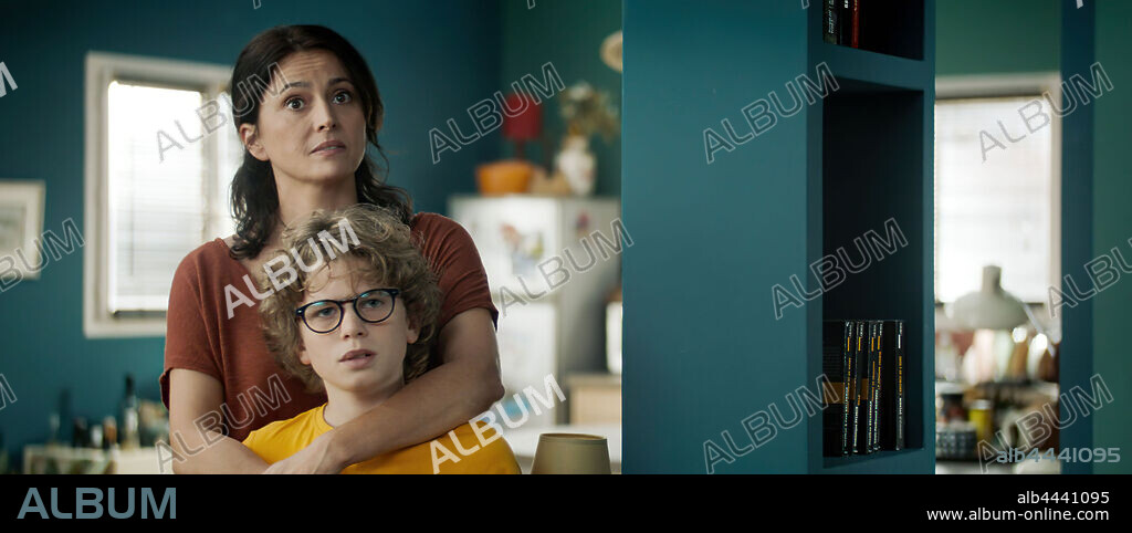 ANNE CHARRIER et LEOPOLD MOATI dans JUST A GIGOLO, 2019, réalisé par OLIVIER BAROUX. Copyright Chapter 2 / Eskwad Productions / Globalgate Entertainment.