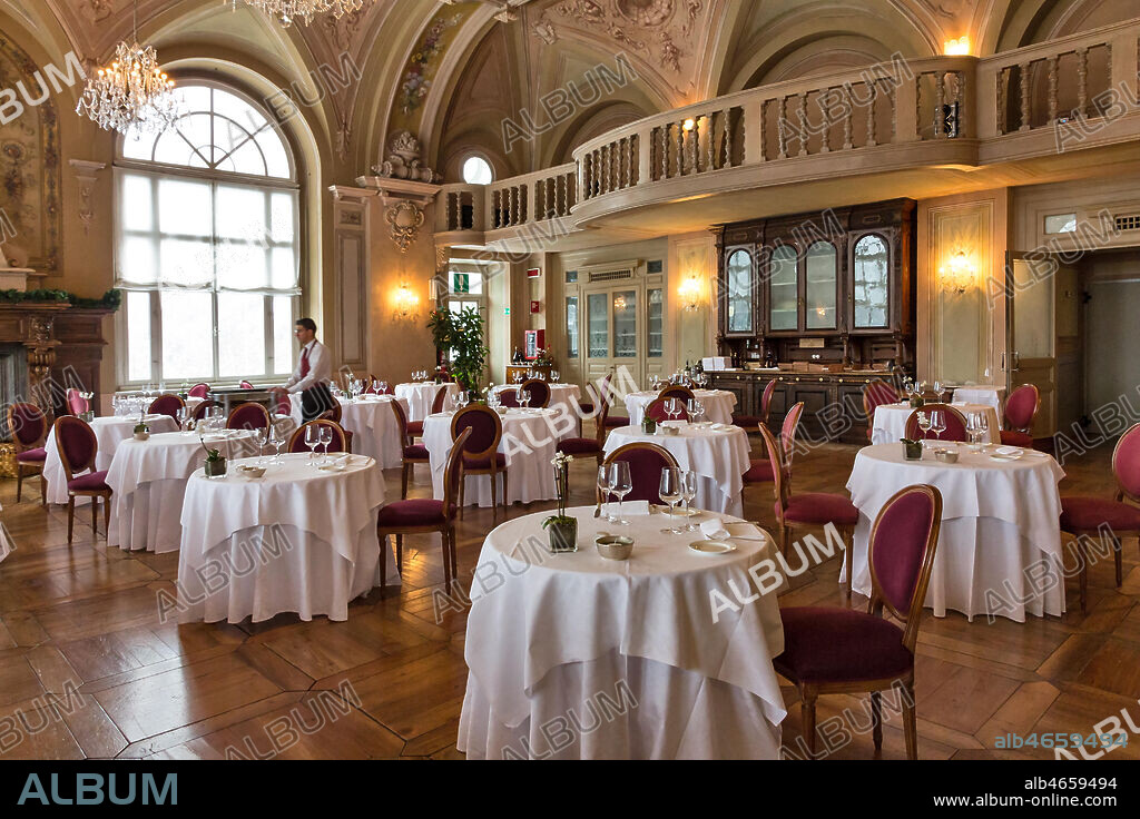 Bormio, Spa, the thermal baths "Bagni Nuovi", Grand Hotel: the restaurant in the Ballroom.