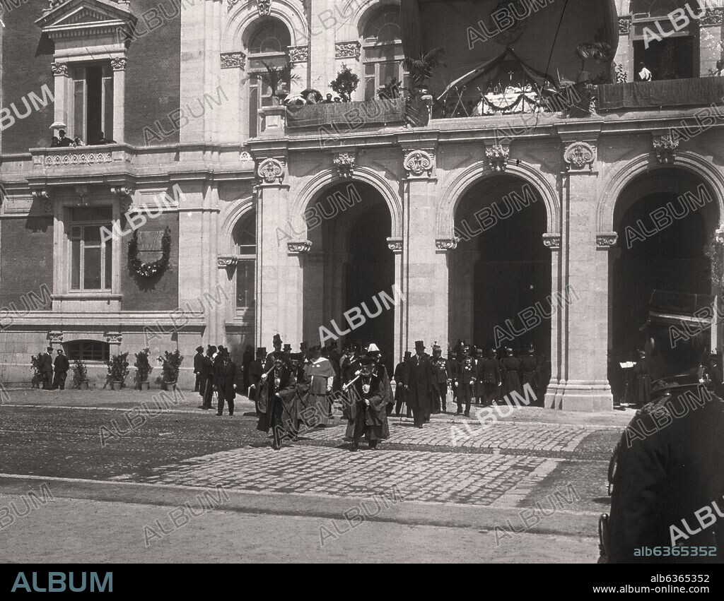 AUTORIDADES PASANDO REVISTA-PLAZA MAYOR VALLADOLID-1930.