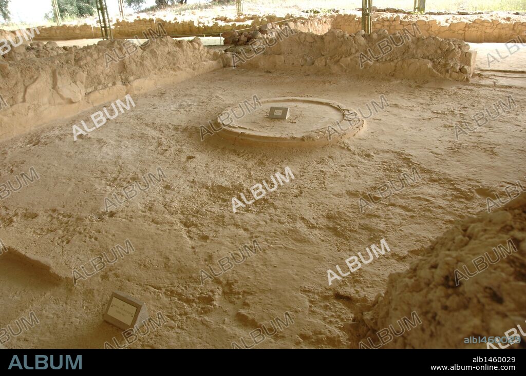 ARTE MICENICO. GRECIA. PALACIO DEL REY NESTOR. Construido entre los años 1300-1200 a. C. Vista del MEGARON DE LA REINA con un hogar circular en la parte central. Alrededores de PILOS. Provincia de Messinía. Región del Peloponeso.