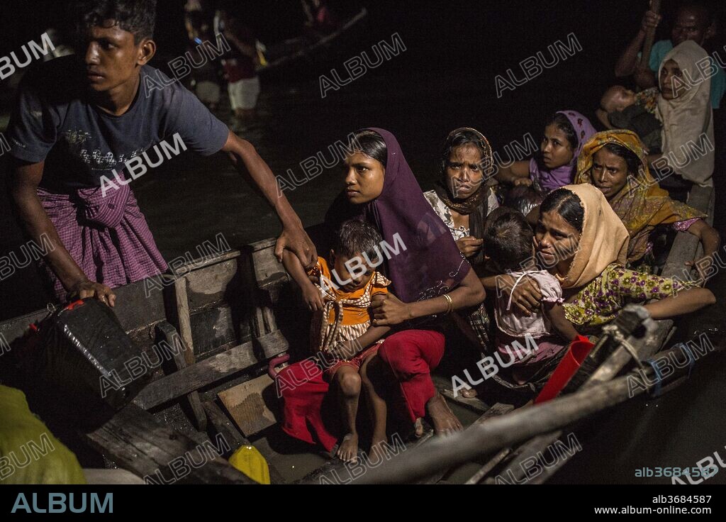 October 1, 2017 - Shah Porir Dwip, Coxs Bazar, Bangladesh - A boat full of women and children shortly after reaching the shores of southern Bangladesh, in Shah Porir Dwip. They flee their villages in Myanmar and cross the Naf River in fishing boats. (Credit Image: © Olmo Calvo/zReportage.com via ZUMA Wire). 01/10/2017