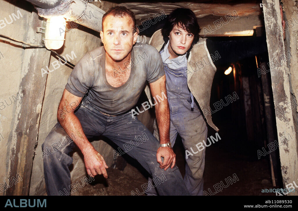 THE TUNNEL Based on a true story: In 1962, a group of escape helpers in West Berlin wanted to bring their families from East Berlin to the West. Their plan - a tunnel from West to East Photo: the escape helpers Fritzi (NICOLETTE KREBITZ) and Harry (HEINO FERCH) in the tunnel. Director: Roland Suso Richter / Title: THE TUNNEL / D 2000.
