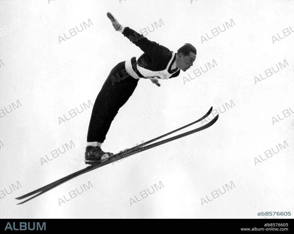Orig. bildtext... OLYMPISKA HOPPTÄVLINGEN gick på söndagen i Holmenkollen. Bilden visar segraren, norrmannen Arnfinn Bergmann, som alltså gav sitt land ännu en guldmedalj. 24.2.52 Anm. Backhoppning Nummerlappar Vinter-OS 1952 persons: ARNFINN BERGMANN sites: OSLO;NORGE.