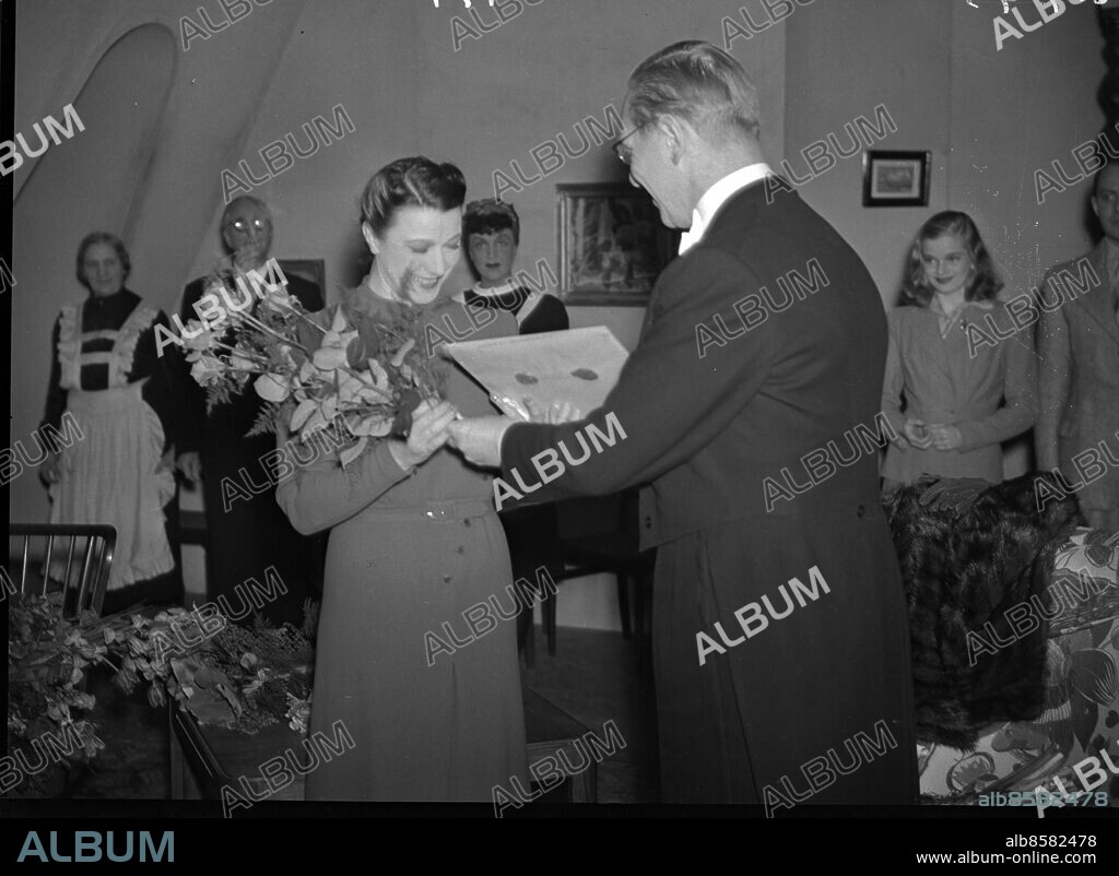 Göteborg - 1943-04-15 - Blancheteaterns premiär på Stora Teatern - Kapten Georg Österdahl delar ut Kungamedaljen Litteris et artibus till Esther Roeck Hansen - övriga personer på bilden är fr v Elsa Carlsson, Aurora Palmgren, John Westin, Karin Lannby, teaterchefen Harry Roeck Hansen, Eva Henning och Nils Ekman -. *** Local Caption *** GT Låda 1943-mars-april-maj-jun-jul-aug-. KAMERAREPORTAGE.