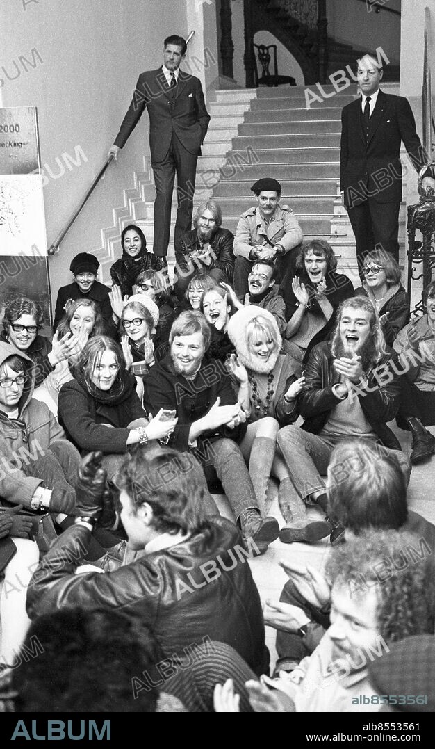 ARKIV GÖTEBORG 19681127. 200 ungdomar har ockuperat Enskilda Bankens kontor på Södra Hamngatan i Göteborg. 40 polismän kallades till banken medan Internationalen spelades på högsta volym. Bankdirektör Peder Bonde, stående till höger i trappan, talade med ungdomarna och förklarade att Enskilda Bankens kontor inte var rätt ställe att demonstrera på.. Foto: Sören Karlson / EXP / TT Kod: 28. **AFTONBLADET OUT**.