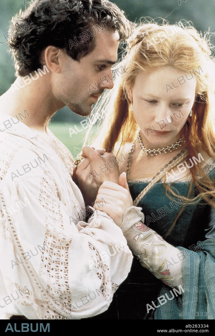 CATE BLANCHETT and JOSEPH FIENNES in ELIZABETH, 1998, directed by SHEKHAR KAPUR. Copyright GRAMERCY PICTURES / BAILEY, ALEX.