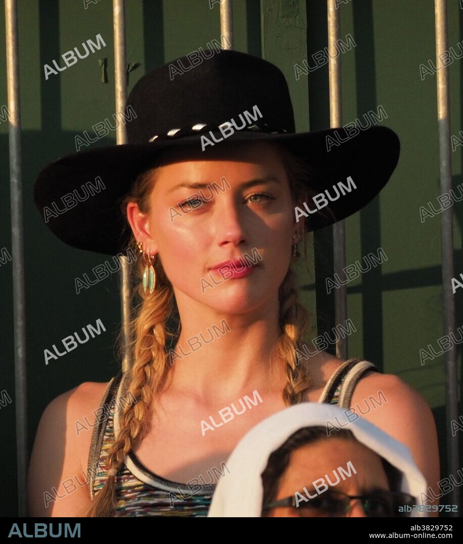 LONDON, ENGLAND - JULY 06: Amber Heard and new her beau 31 year old Vito Schnabel (Heidi Klum's ex Boyfriend)snuggle and stare at each other as they attend day five of the Wimbledon Tennis Championships at the All England Lawn Tennis and Croquet Club on July 6, 2018 in London, England..People: Amber Heard, Vito Schnabel. 06/07/2018