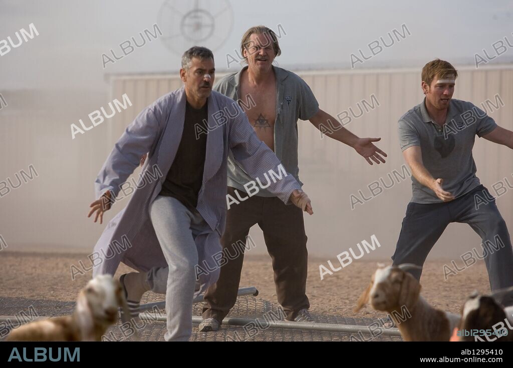 EWAN McGREGOR, GEORGE CLOONEY y JEFF BRIDGES en LOS HOMBRES QUE MIRABAN FIJAMENTE A LAS CABRAS, 2009 (THE MEN WHO STARE AT GOATS), dirigida por GRANT HESLOV. Copyright BBC FILMS / MACGRUDER, LAURA.