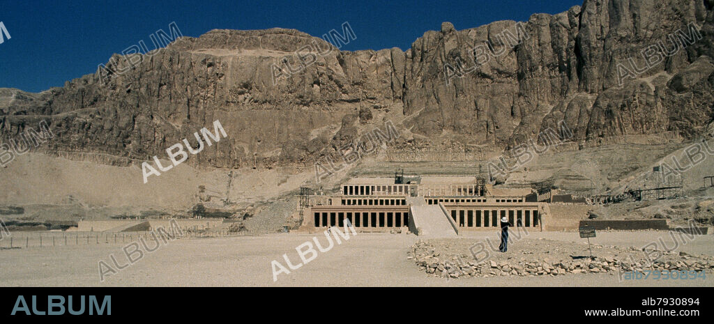 AUTOR LIBRE 01307. TEMPLO FUNERARIO DE LA REINA HATSHEPSUT- DEIR-EL-BAHARI - SIGLO XV AC - FOTO AÑOS 70.