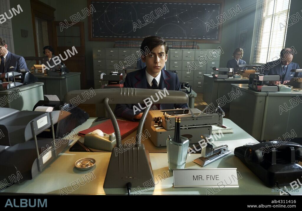 AIDAN GALLAGHER en THE UMBRELLA ACADEMY, 2019, dirigida por JEREMY SLATER. Copyright NETFLIX.