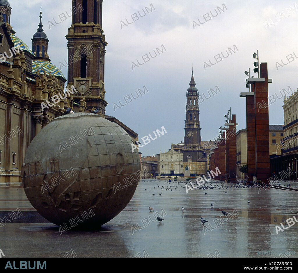 FRANCISCO RALLO LAHOZ. BOLA DEL MUNDO (1991) EN LA PLAZA NUEVA DEL PILAR CON LA CATEDRAL DEL SALVADOR AL FONDO - FOTO AÑOS 90.