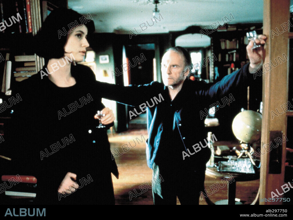 IRENE JACOB in THREE COLOURS: RED, 1994 (TROIS COULEURS: ROUGE), directed by KRZYSZTOF KIESLOWSKI. Copyright CAB PRODUCTIONS/FRANCE 3 CINEMA/TSR/CANAL +.