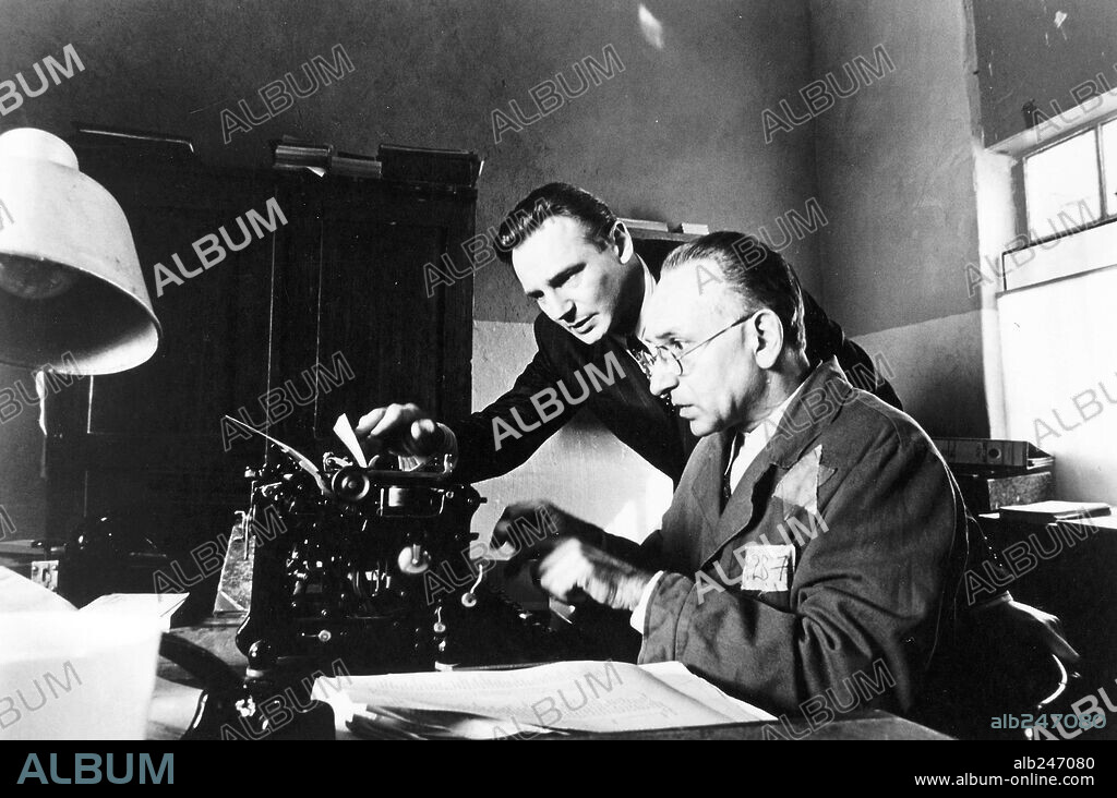 BEN KINGSLEY and LIAM NEESON in SCHINDLER'S LIST, 1993, directed by STEVEN SPIELBERG. Copyright UNIVERSAL PICTURES.
