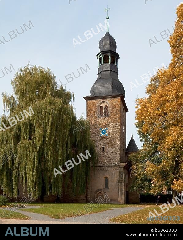 Sommersdorf (Sachsen-Anhalt, Deutschland), Ortsteil Marienborn ( Wallfahrtsort), Stiftskirche (erbaut ab 1253; Obergeschosse des Kirchturms und Turmhelm um 1700).-Blick von Süden zum Turm.-Foto, 8.10.2010.