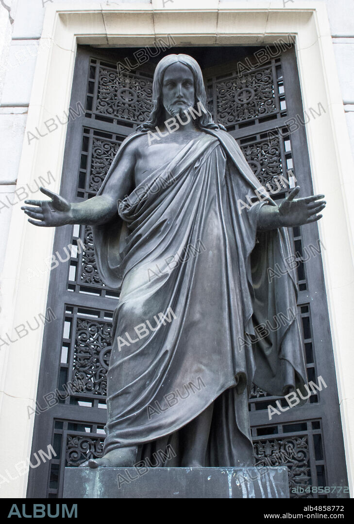 Escultura de Jesucristo con los brazos abiertos.