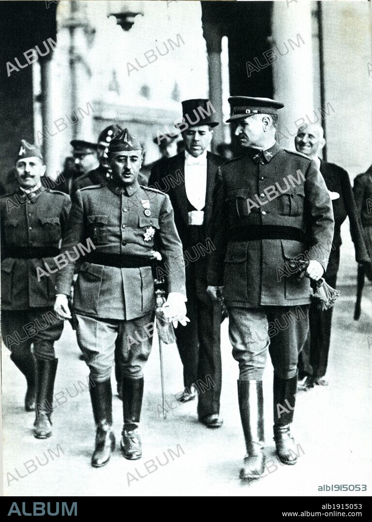Guerra civil española (1936-1939). Zona nacional. El general Franco con los generales Queipo de Llano y Dávila entrando en la ciudad de Sevilla.