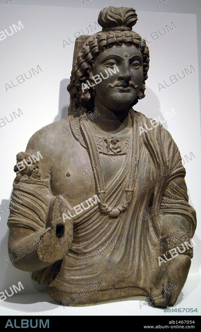 BUSTO DE BODHISATTVA (siglos II-III). Realizado en esquisto gris. Imperio Kushan. Región de Gandhara (Pakistán). Museo de Arte de Dallas (Dallas Museum of Art). Estado de Texas. Estados Unidos.