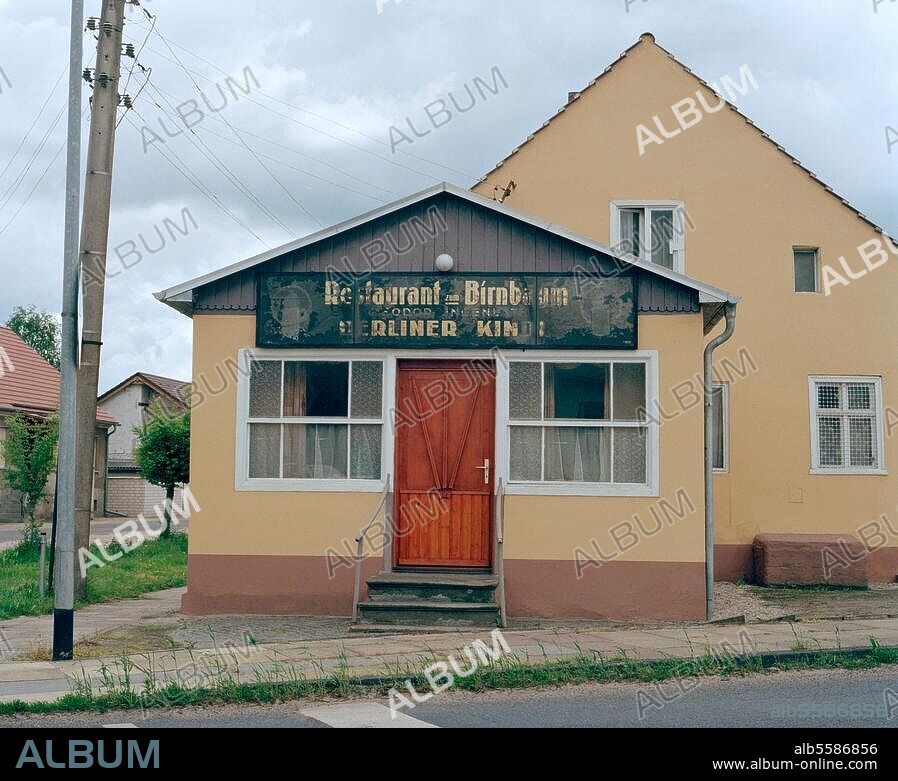 Ribbeck (Brandenburg), Restaurant zum Birnbaum. (benannt nach Fontanes Gedicht auf den Birnbaum des Herrn von Ribbeck auf Ribbeck im Havelland). Außenansicht. Foto, Mai 1997.
