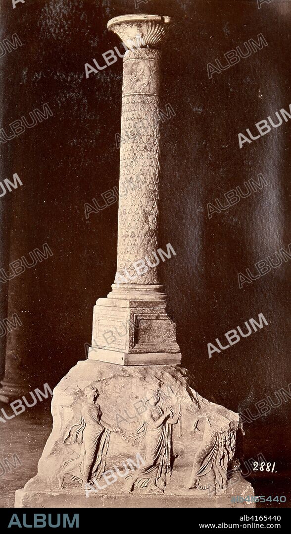 Columna conmemorativa romana, con inscripción y bajorelieves figurativos, mujer con lira.