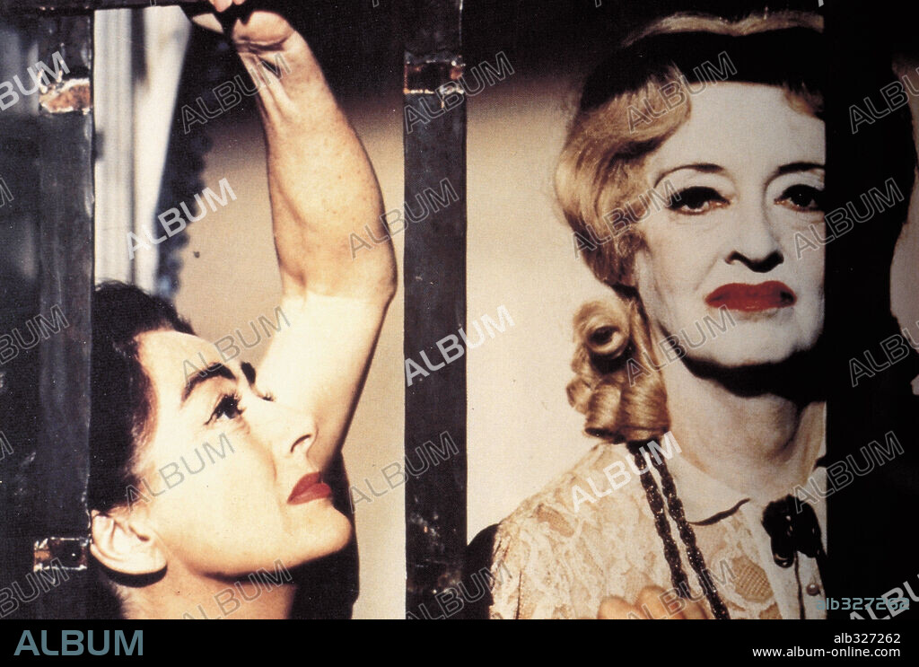 BETTE DAVIS et JOAN CRAWFORD dans WHAT EVER HAPPENED TO BABY JANE?, 1962, réalisé par ROBERT ALDRICH. Copyright WARNER BROTHERS.
