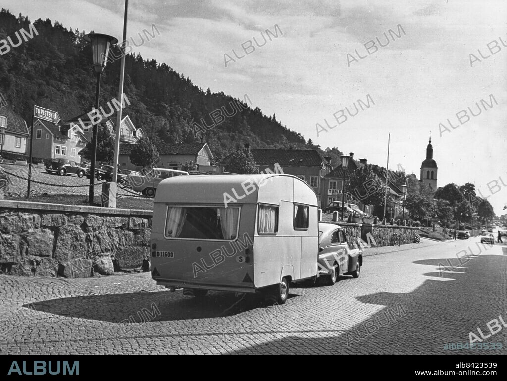 ARKIV 1965. En Volvo PV med en husvagn på släp åker igenom Gränna 1965.. Foto: Freddy Lindström / SCANPIX / Kod: 1047.