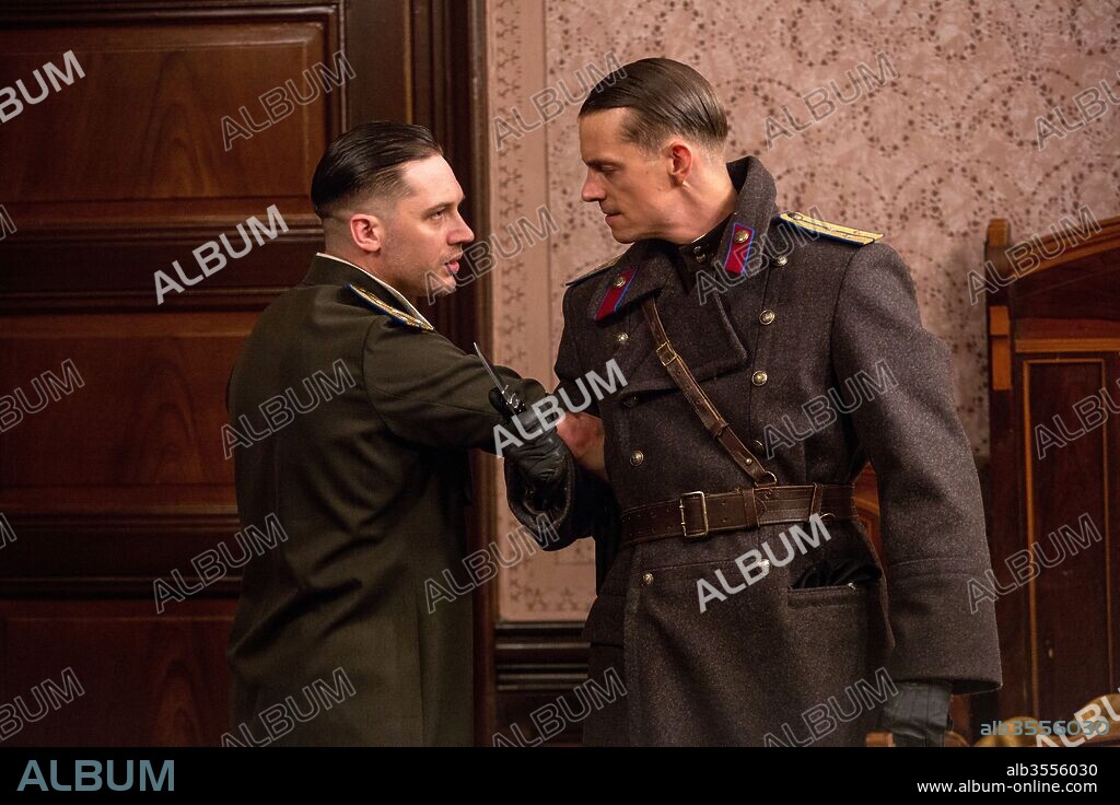 JOEL KINNAMAN und TOM HARDY in CHILD 44, 2015, unter der Regie von DANIEL ESPINOSA. Copyright SUMMIT ENTERTAINMENT.