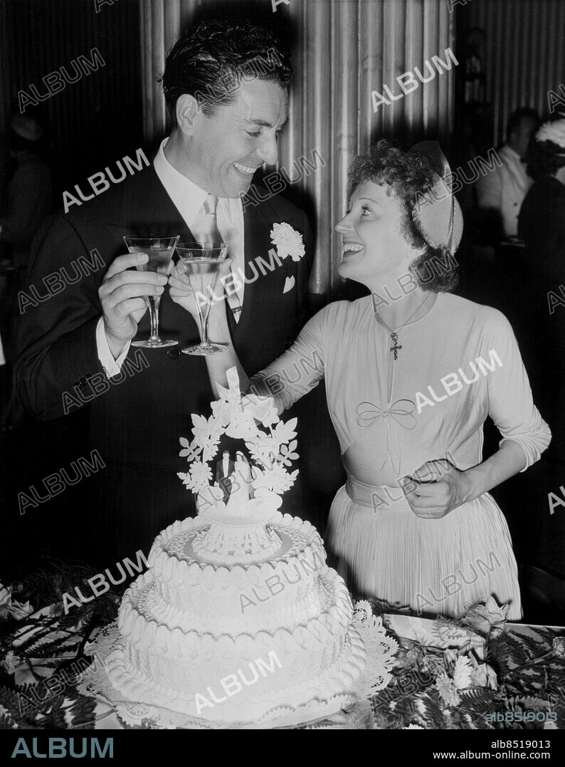 Orig. bildtext... FRENCH WARBLERS SING BRIDAL DUET... New York. Famed french singer Edith Piaf and her compatriot Jacques Peals, also a singer, are shown toasting each other at the Versailles restaurant today after their wedding at the St. Cinvent de Paul church. Glamorous Marlene Dietrich was the matron of honor and Nicholas Prounis, proprietor of the Versailles, was best man. A large gathering of Broadway theatrical folk attended. Anm. Sångerskor Skål Tårtor Bröllopstårtor Profiler Leenden CD180 persons: Edith Piaf ;Jacques Peals sites: USA ;NEW YORK ;FRANKRIKE*.