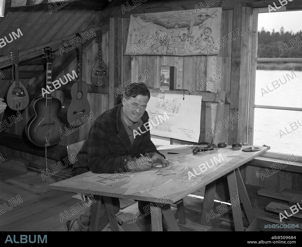 RÅGÖ 1953-08-05. Arkitekten Ralph Erskine (1914-2005) i sitt arkitektkontor på Rågö i Nyköpings skärgård.. Foto: TT Historical / kod 1900.
