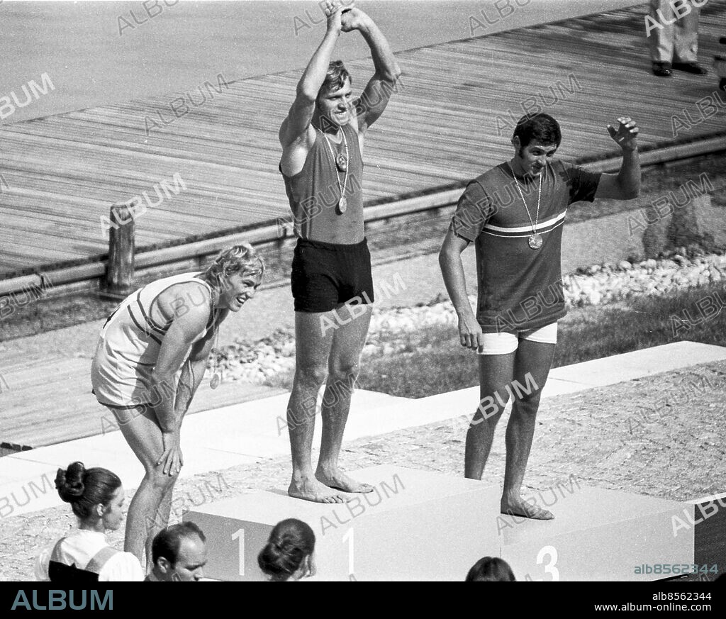 MÜNCHEN 1972-09-09. Den svenska kanotisten Rolf Peterson (t. v.) står med böjd rygg helt utpumpad och kraftlös på prispallen med silvermedaljen runt halsen tillsammans med segraren Alexander Shaparenko, Sovjetunionen, (mitten) och trean ungraren Géza Csapó (t. h.) under medaljceremonin för herrarnas K1 1000 meter under de olympiska sommarspelen i München, Västtyskland, 9:e september 1972.. Foto: EPU / TT / Kod: 193.