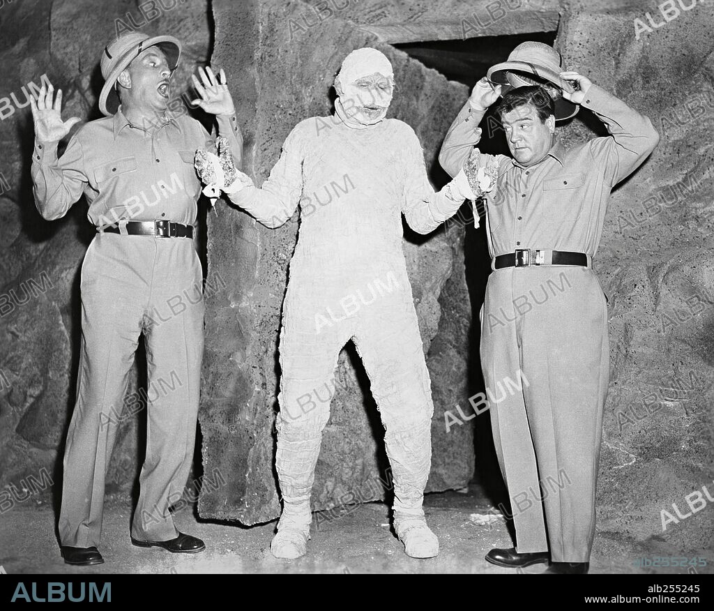 BUD ABBOTT et LOU COSTELLO dans ABBOTT AND COSTELLO MEET THE MUMMY, 1955, réalisé par CHARLES LAMONT. Copyright UNIVERSAL PICTURES.