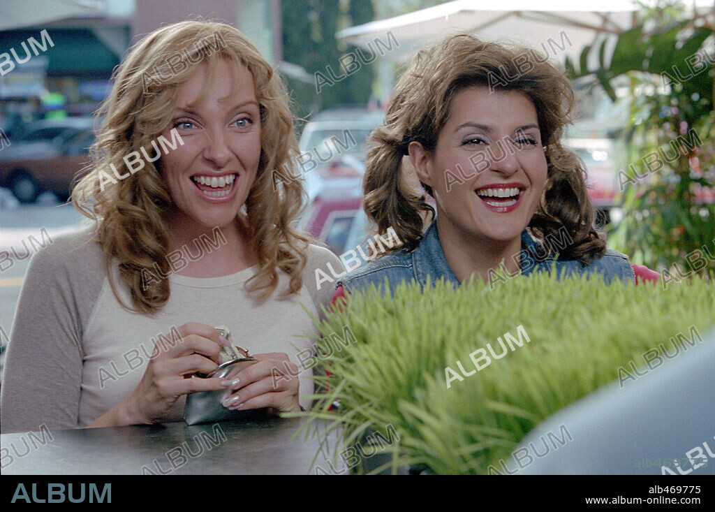 NIA VARDALOS and TONI COLLETTE in CONNIE AND CARLA, 2004, directed by MICHAEL LEMBECK. Copyright UNIVERSAL / SCHROTER, EIKE.