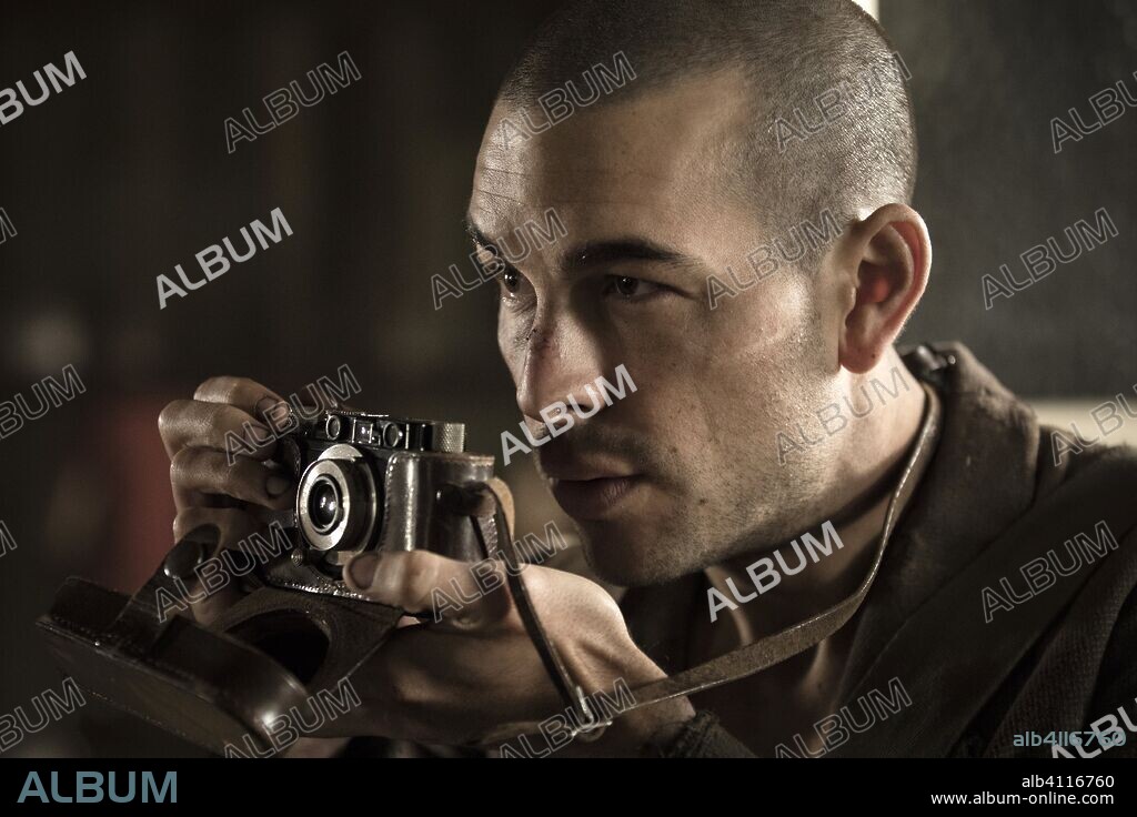 MARIO CASAS en EL FOTOGRAFO DE MAUTHAUSEN, 2018, dirigida por MAR TARRAGONA. Copyright Televisión Española (TVE) / FilmTeam / Rodar y Rodar.