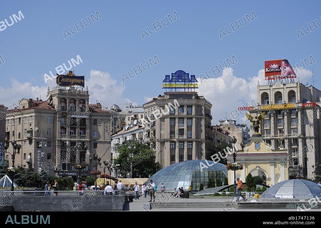 UCRANIA. KIEV (KYIV). Capital del país. Vista de la céntrica Plaza de la Independencia (Maidan Nesaleshnosti), en pleno Bulevard Kreschatik. Destacan las cúpulas de cristal (tragaluces) del centro comerical "Globus" que se encuentra bajo la plaza. Europa oriental.