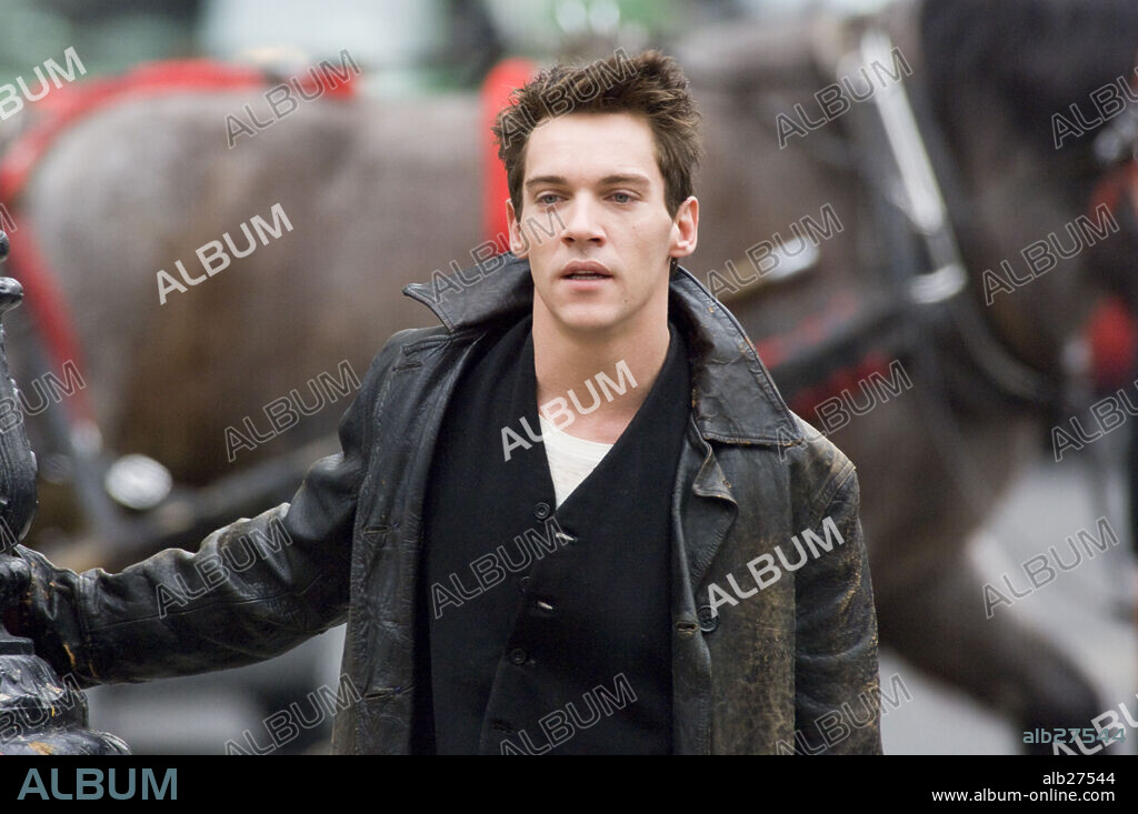 JONATHAN RHYS MEYERS in AUGUST RUSH, 2007, directed by KIRSTEN SHERIDAN. Copyright CJ ENTERTAINMENT/ODYSSEY ENTERTAINMENT/SOUTHPAW ENTERTAINMEN / GENSER, ABBOT.