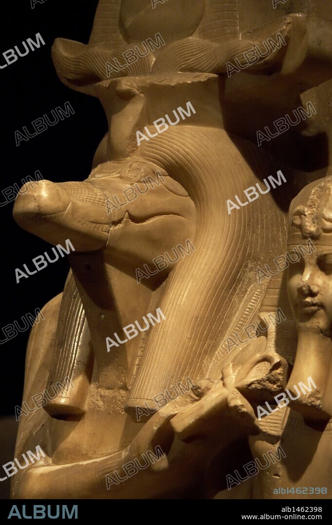 ARTE EGIPCIO. EGIPTO. Grupo escultórico de AMENHOTEP III y el DIOS SOBEK. Pieza procedente del Templo de Sobek en Dahamsha. Detalle de la CABEZA DE COCODRILO del Dios Sobek. DINASTIA XVIII. IMPERIO NUEVO. Museo de Luxor.