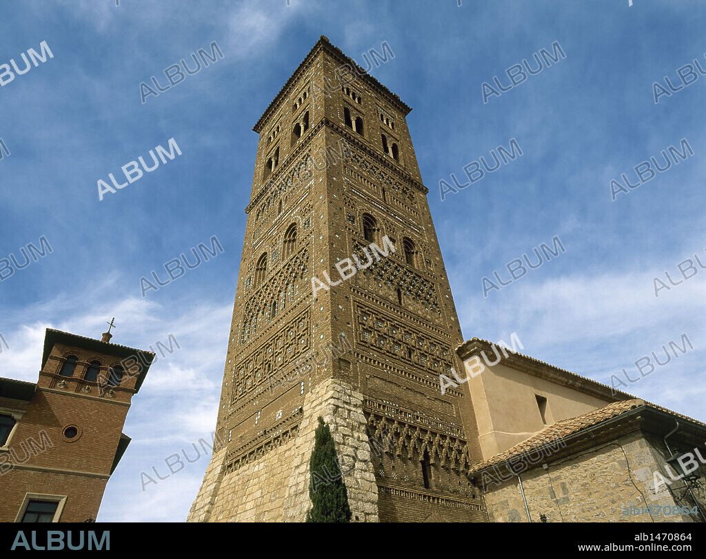ARTE MUDEJAR. ESPAÑA. IGLESIA DE SAN MARTIN. Detalle de la TORRE-CAMPANARIO construida hacia el 1315 en estilo gótico-mudéjar. Destaca su importante decoración a base de cerámica vidriada. TERUEL. Aragón.